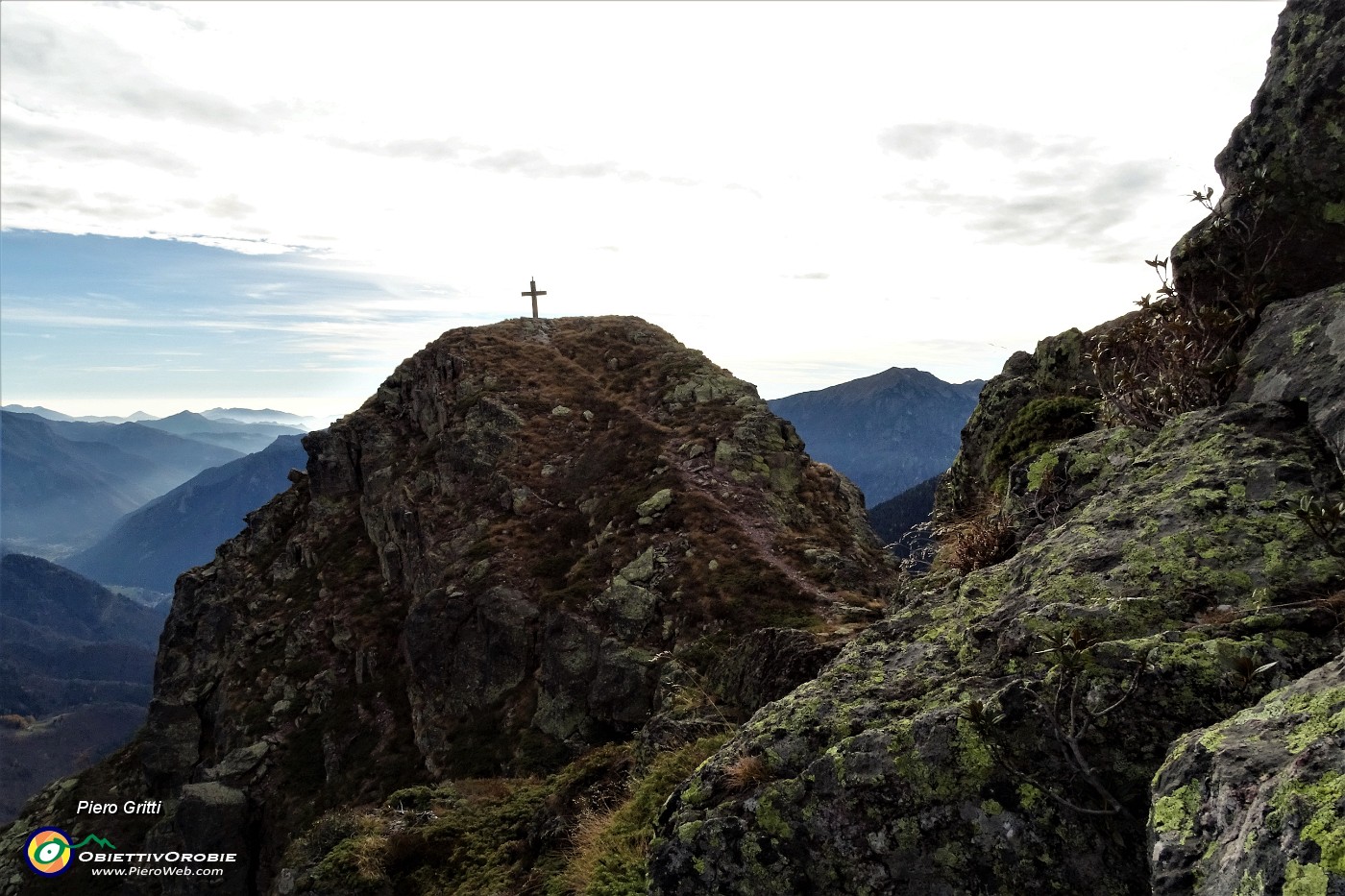 60 Vista sulla croce del Mincucco-torrione roccioso (1832 m).JPG